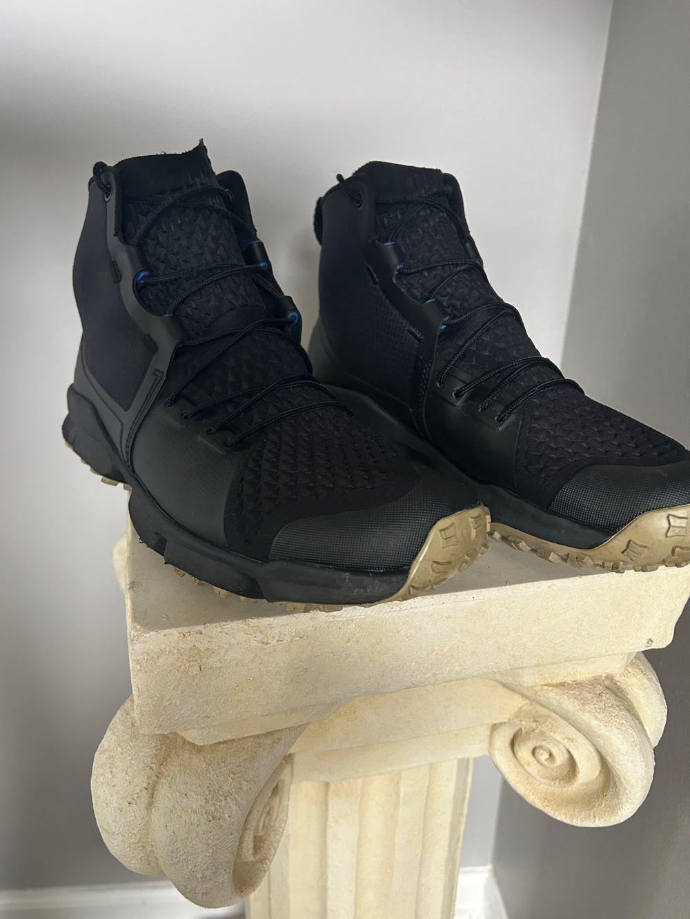 Men's Black High-Top Trainer Boots - Rugged Trail Design